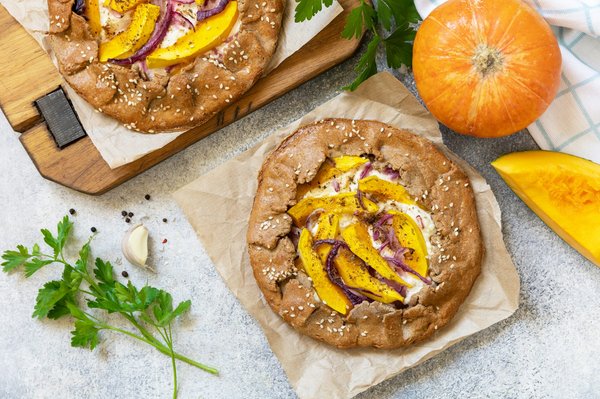 Quels sont les secrets pour une galette bretonne au sarrasin avec une garniture de jambon et fromage ?